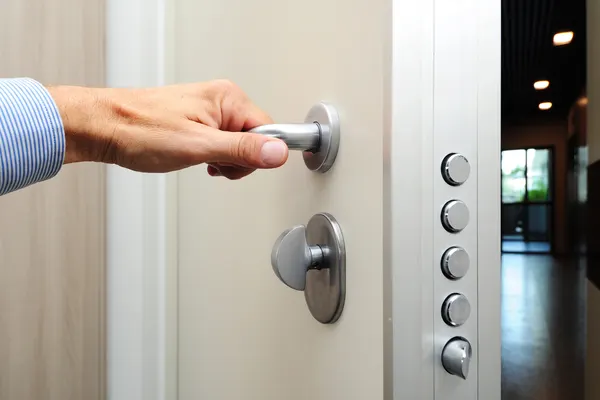 Porte blindée d'entrée avec serrure multipoints à pênes ronds